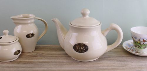 Vintage Cream Ceramic Teapot – Country Cottage Style